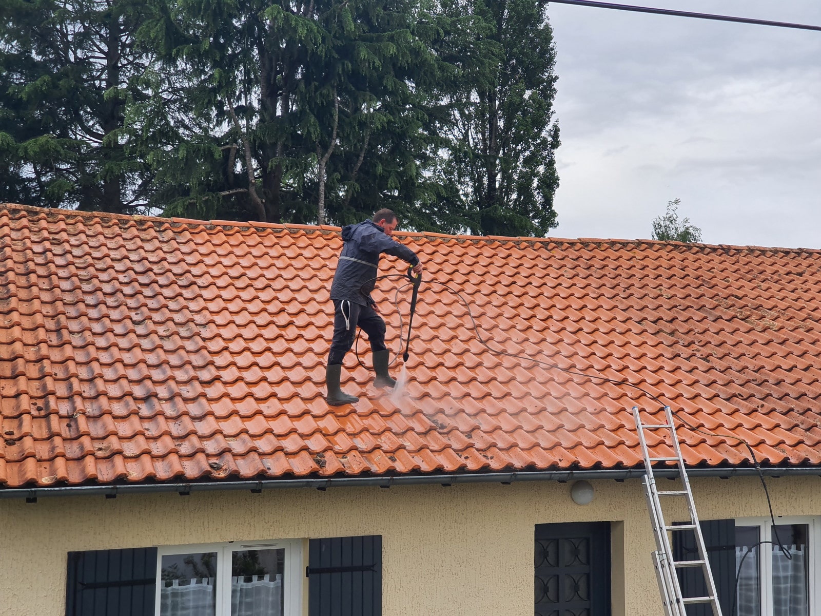 Mussidan : Nettoyage - démoussage toit en cours par John Gauthier Couvreur 24