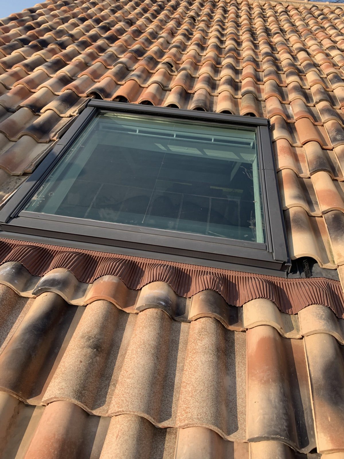 pose d’un Velux neuf (remplacement de Velux) et des réparations sur le toit pour l’étanchéité du Velux, d’une maison à Montpont Ménestrol (Dordogne 24